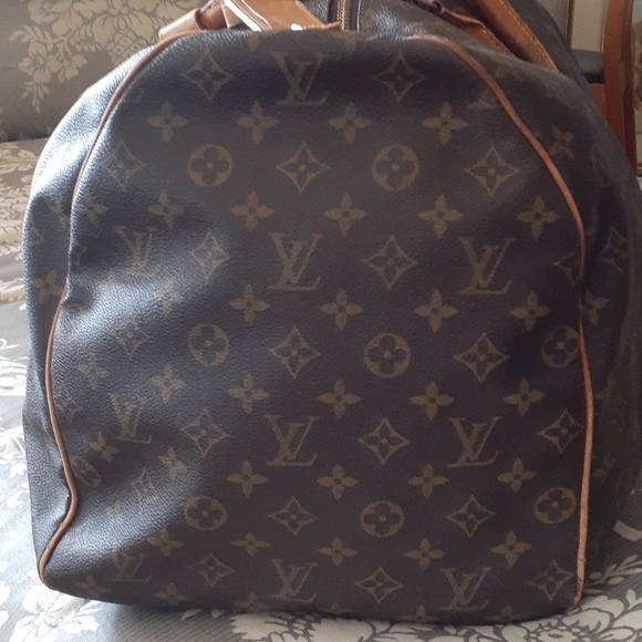 Louis Vuitton duffel. - Picture 4 of 10